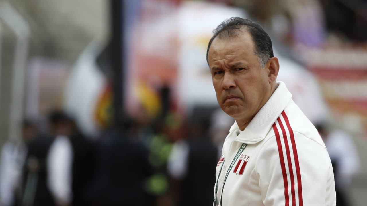 Juan Reynoso deja de ser el director técnico de Perú