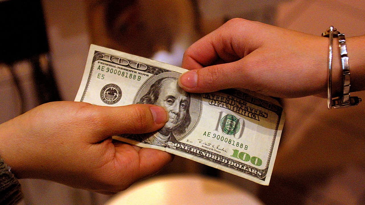 Con cientos de miles de llamadas en las primera horas, California comenzó el período de inscripción de ayuda económica a indocumentados 