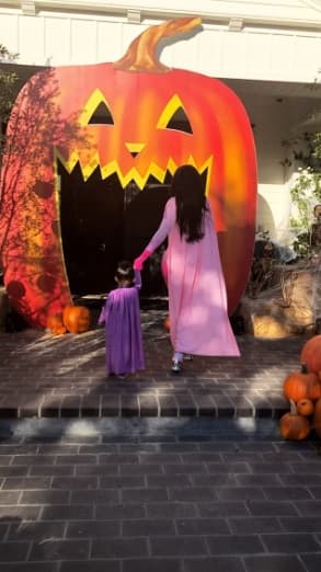 El pasado fin de semana, Kylie Jenner compartió con sus seguidores que ya estaba planeando la fiesta del segundo
<b><a href="https://www.univision.com/entretenimiento/kylie-jenner-organizo-una-extravagante-fiesta-para-celebrar-el-primer-ano-de-stormi-video" target="_blank">cumpleaños de su hija Stormi </a></b>y advirtió que sería "una locura". La celebración será en febrero próximo.