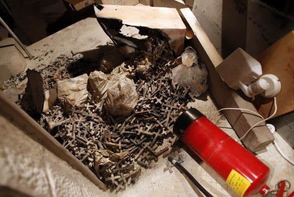 Cruces de madera quemada y un extintor de fuego después de que incendiarios prendieron fuego a una iglesia católica en un sitio impugnado en Jerusalén.