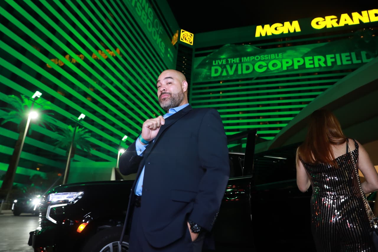 El Pelón sacó su mejor traje y así lucía afuera del MGM Grand.