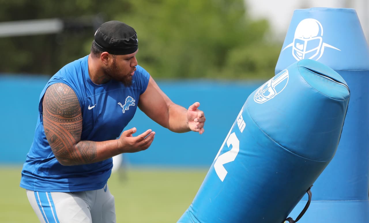 Antes de llevar el equipamiento de los veteranos, Josh Fatu derriba un 'dummy' para tacleadas en el entrenamiento de este lunes. Detroit abre en pretemporada ante Oakland el viernes 10 de agosto.