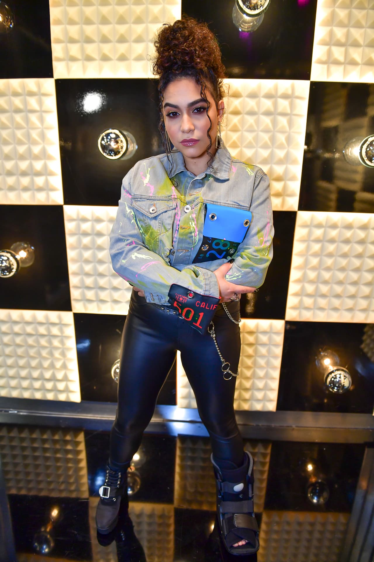 Ella sola debía consolarse mientras pensaba: “No. No va a ser nada tan serio”.