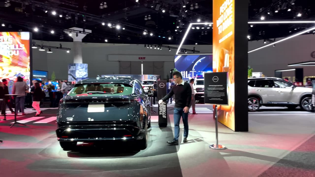 Los carros eléctricos llegan a la feria de autos del Centro de Convención de Los Ángeles