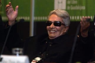 Tanto que se dedicó a cantar música de mariachi y adoptó las costumbres del lugar.    