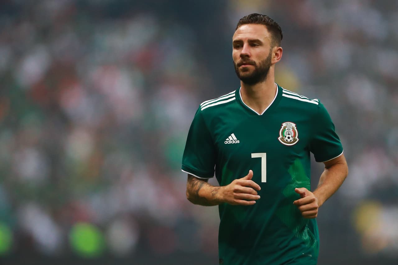 Parece muy poco probable que Sevilla vaya a retener al mexicano Miguel Layún y en cambio, en su lugar, se plantea como sueño volver a contar con el brasileño Dani Álves.