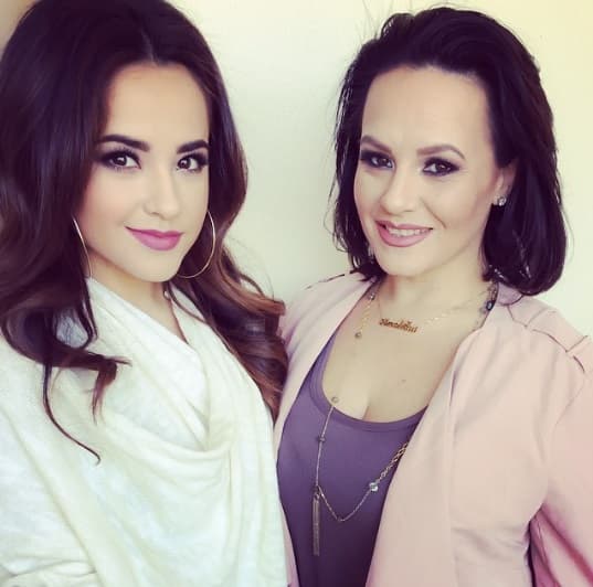 Alejandra Gomez es el nombre de la mamá de Becky, y es igual de hermosa que su hija. No cabe duda, de tal palo, tal astilla.
