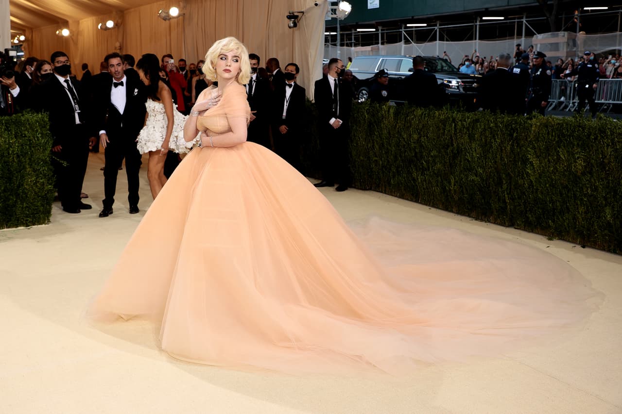 Sin duda, una de las que acaparó las miradas en la MET Gala 2021 fue
<b> Billie Eilish</b>, quien lució un vestido de Oscar de la Renta inspirado en Hollywood de los 50, específicamente, en Mayrin Monroe.