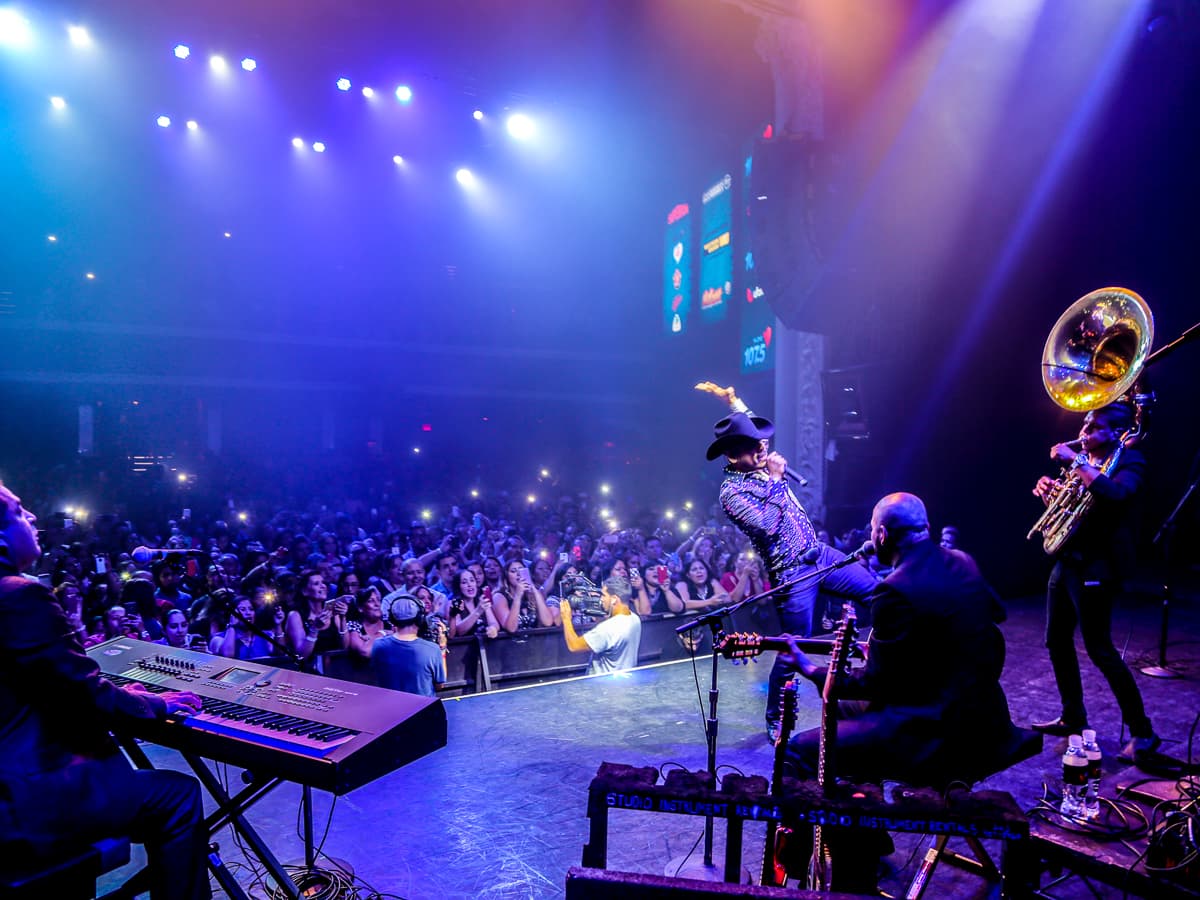 El cantante Espinoza Paz conquistó a sus fans con una increíble presentación en el concierto privado de KLOVE 107.5FM