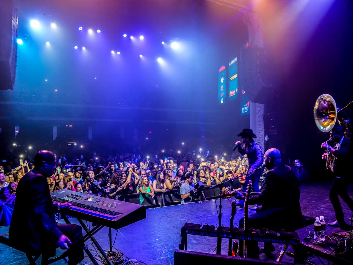 El cantante Espinoza Paz conquistó a sus fans con una increíble presentación en el concierto privado de KLOVE 107.5FM