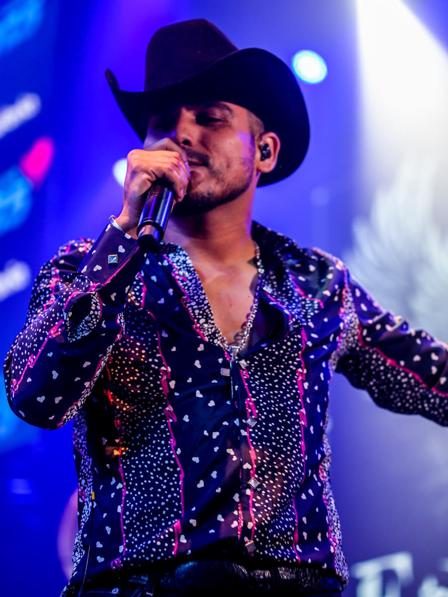 El cantante Espinoza Paz conquistó a sus fans con una increíble presentación en el concierto privado de KLOVE 107.5FM