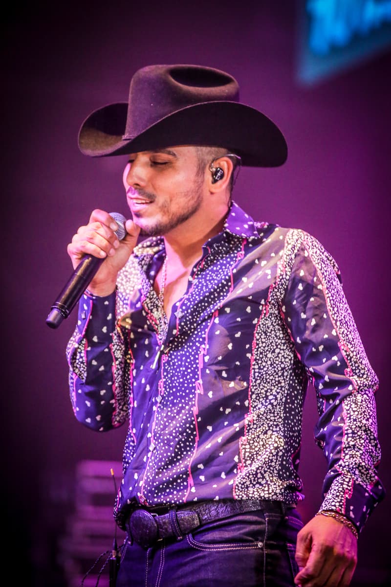 El cantante Espinoza Paz conquistó a sus fans con una increíble presentación en el concierto privado de KLOVE 107.5FM