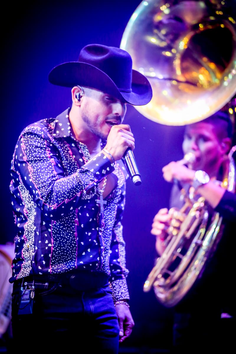 El cantante Espinoza Paz conquistó a sus fans con una increíble presentación en el concierto privado de KLOVE 107.5FM