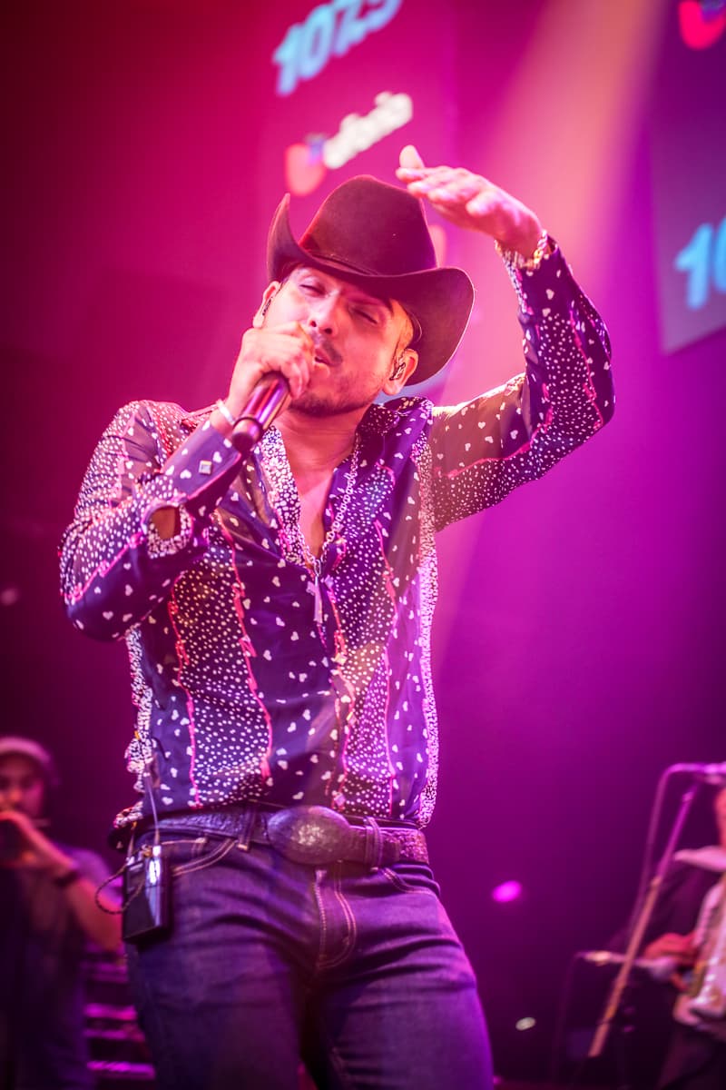 El cantante Espinoza Paz conquistó a sus fans con una increíble presentación en el concierto privado de KLOVE 107.5FM