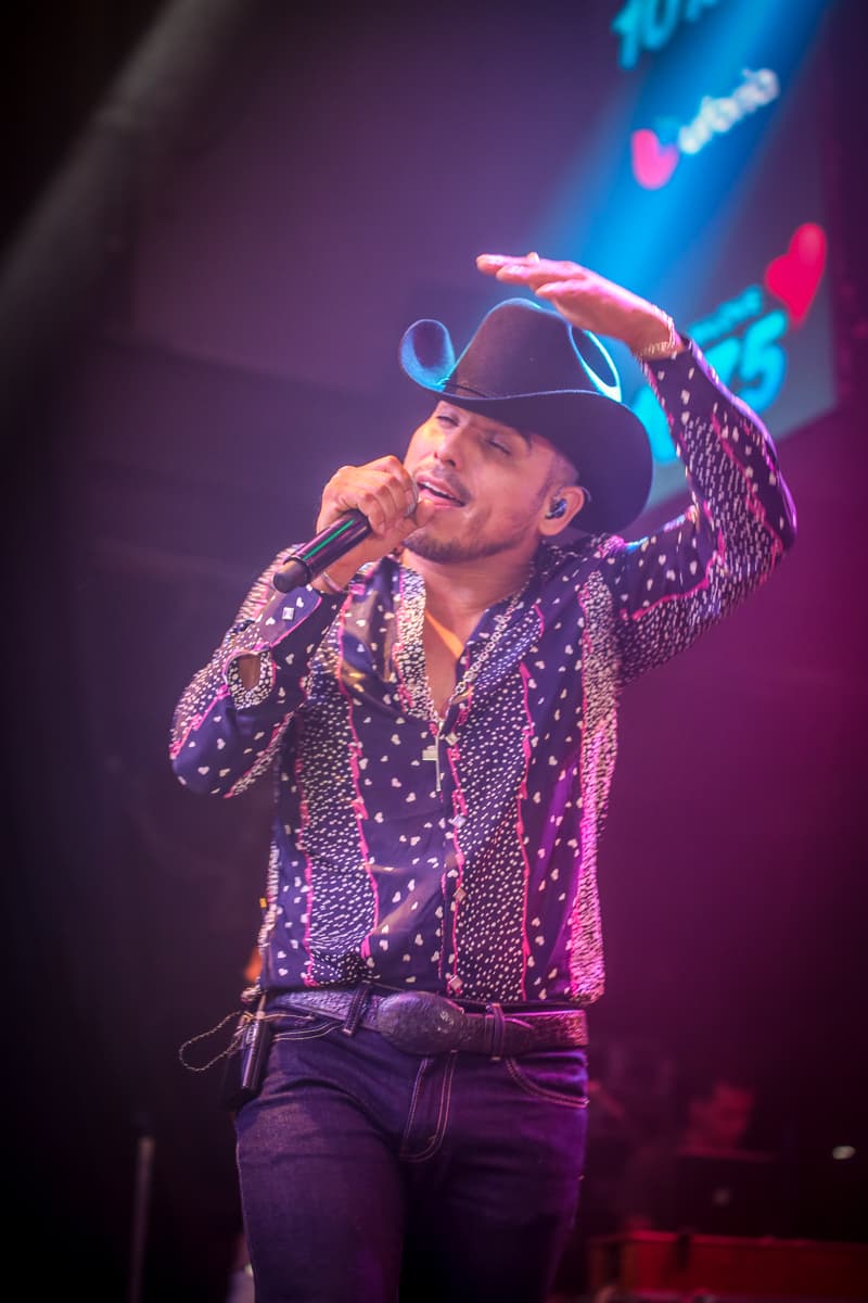 El cantante Espinoza Paz conquistó a sus fans con una increíble presentación en el concierto privado de KLOVE 107.5FM