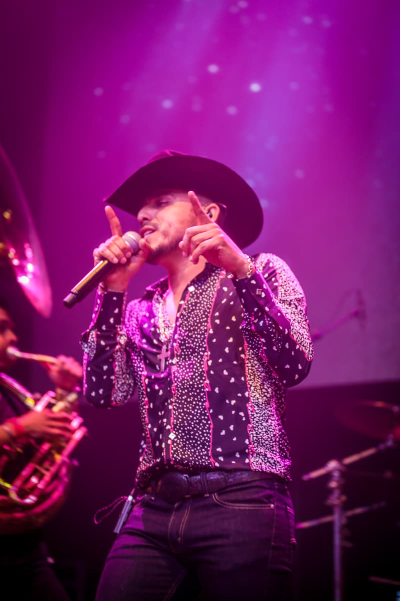 El cantante Espinoza Paz conquistó a sus fans con una increíble presentación en el concierto privado de KLOVE 107.5FM