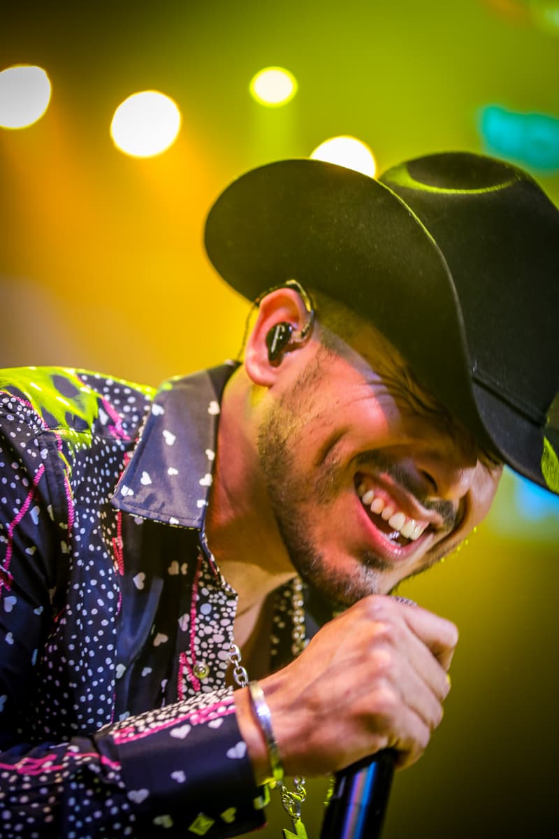 El cantante Espinoza Paz conquistó a sus fans con una increíble presentación en el concierto privado de KLOVE 107.5FM