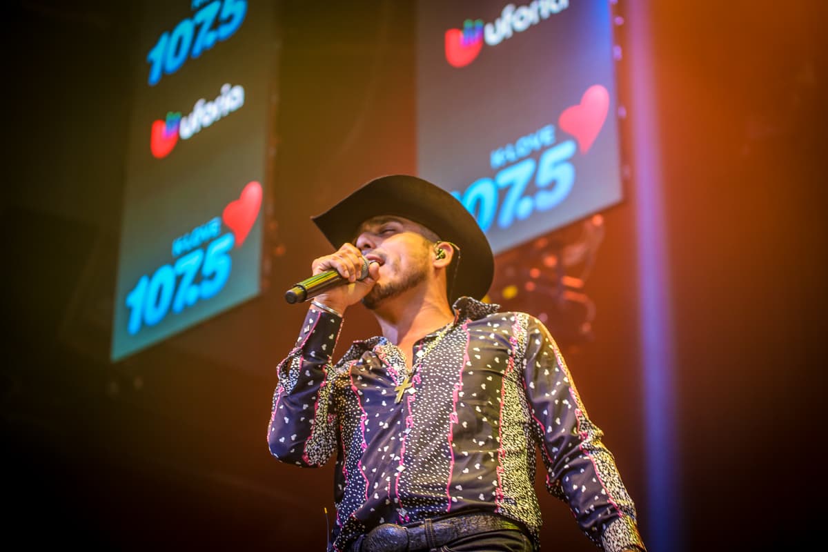 El cantante Espinoza Paz conquistó a sus fans con una increíble presentación en el concierto privado de KLOVE 107.5FM
