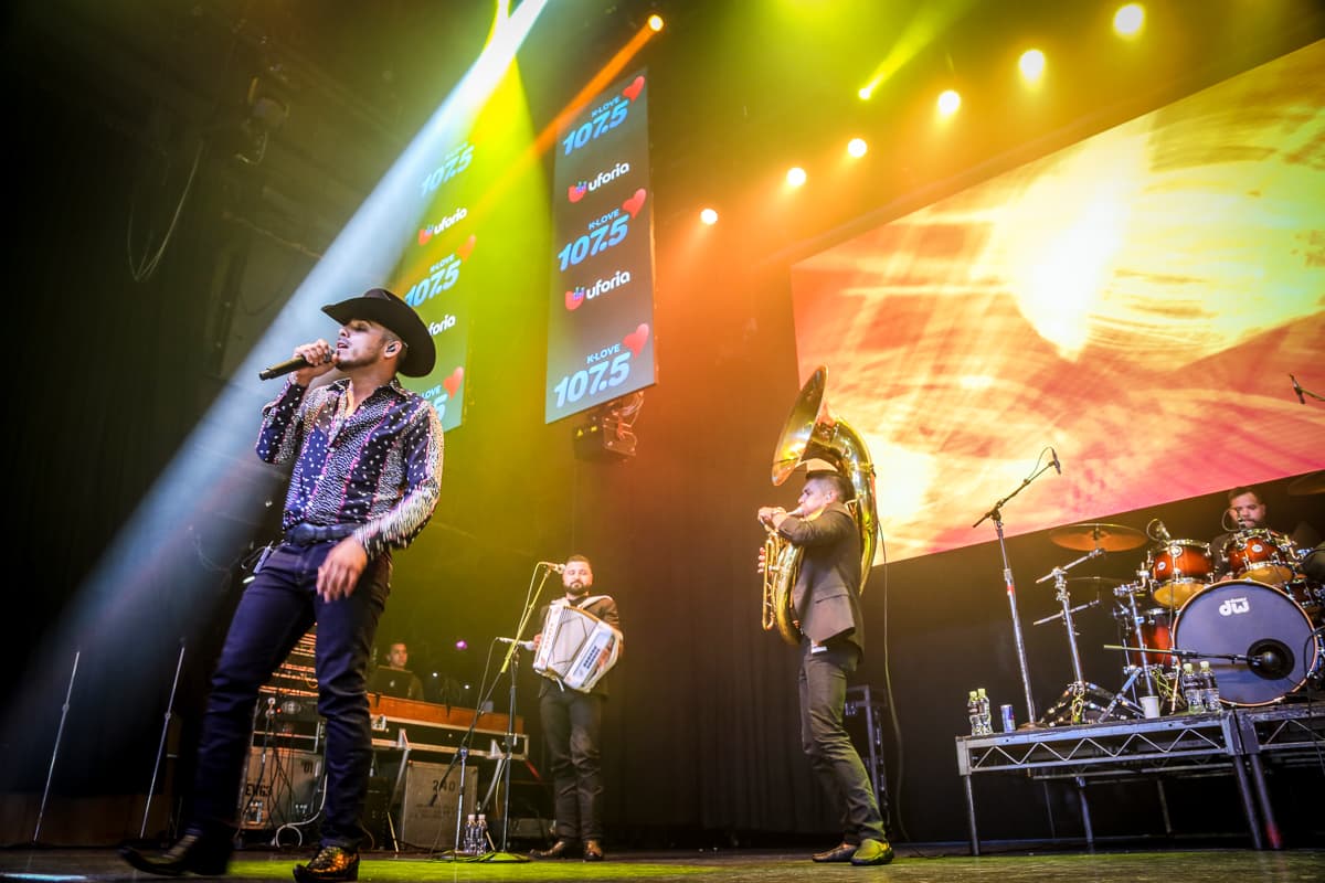 El cantante Espinoza Paz conquistó a sus fans con una increíble presentación en el concierto privado de KLOVE 107.5FM