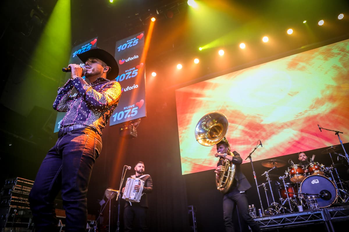 El cantante Espinoza Paz conquistó a sus fans con una increíble presentación en el concierto privado de KLOVE 107.5FM