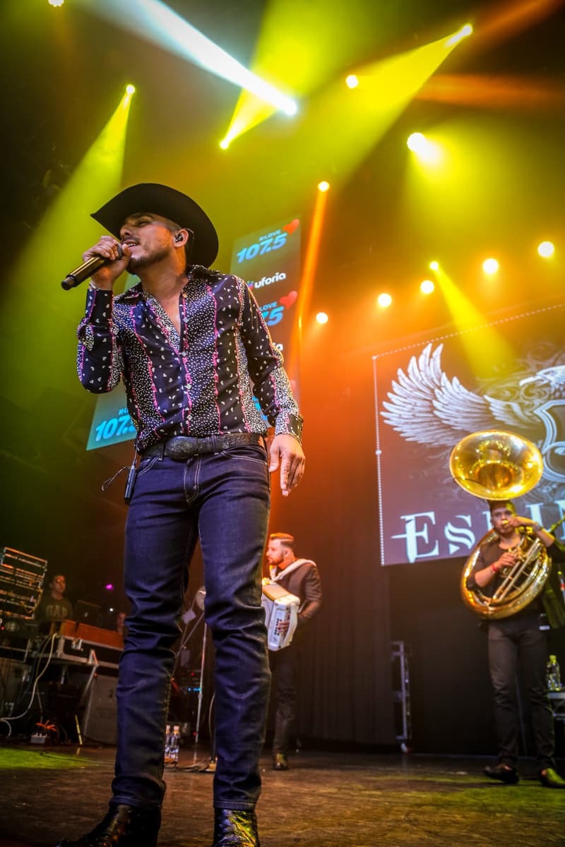 El cantante Espinoza Paz conquistó a sus fans con una increíble presentación en el concierto privado de KLOVE 107.5FM