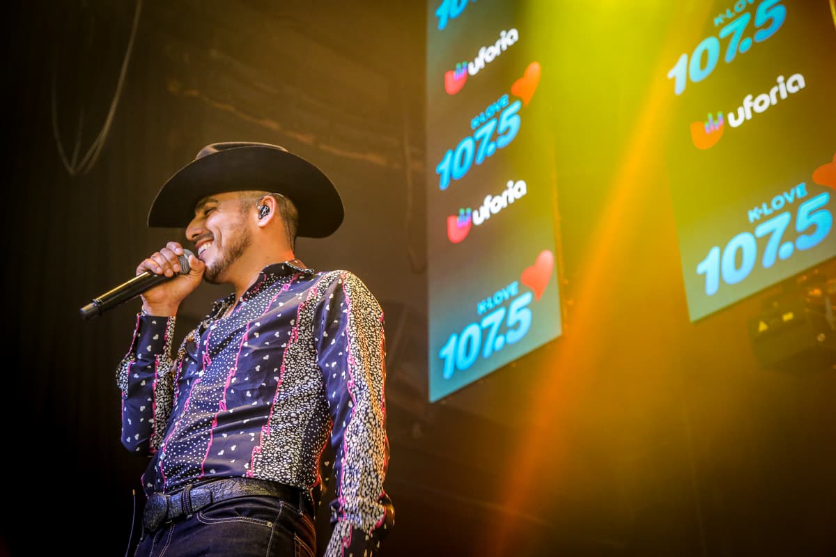 El cantante Espinoza Paz conquistó a sus fans con una increíble presentación en el concierto privado de KLOVE 107.5FM