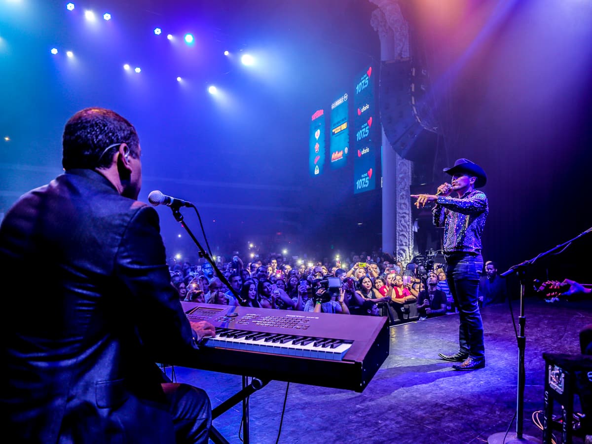 El cantante Espinoza Paz conquistó a sus fans con una increíble presentación en el concierto privado de KLOVE 107.5FM