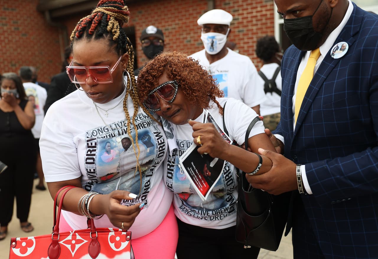 La comunidad ha tomado las calles de Elizabeth City. La alcaldesa Bettie Parker emitió un toque de queda y declaró un estado de emergencia, en respuesta a las continuas manifestaciones. Asistentes exigen justicia y 
<b>el cese de la brutalidad policial.</b>