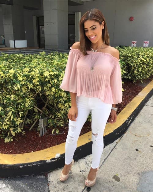 Para los días y noches del verano las blusas vaporosas y de hombros descubiertos son súper bonitas.