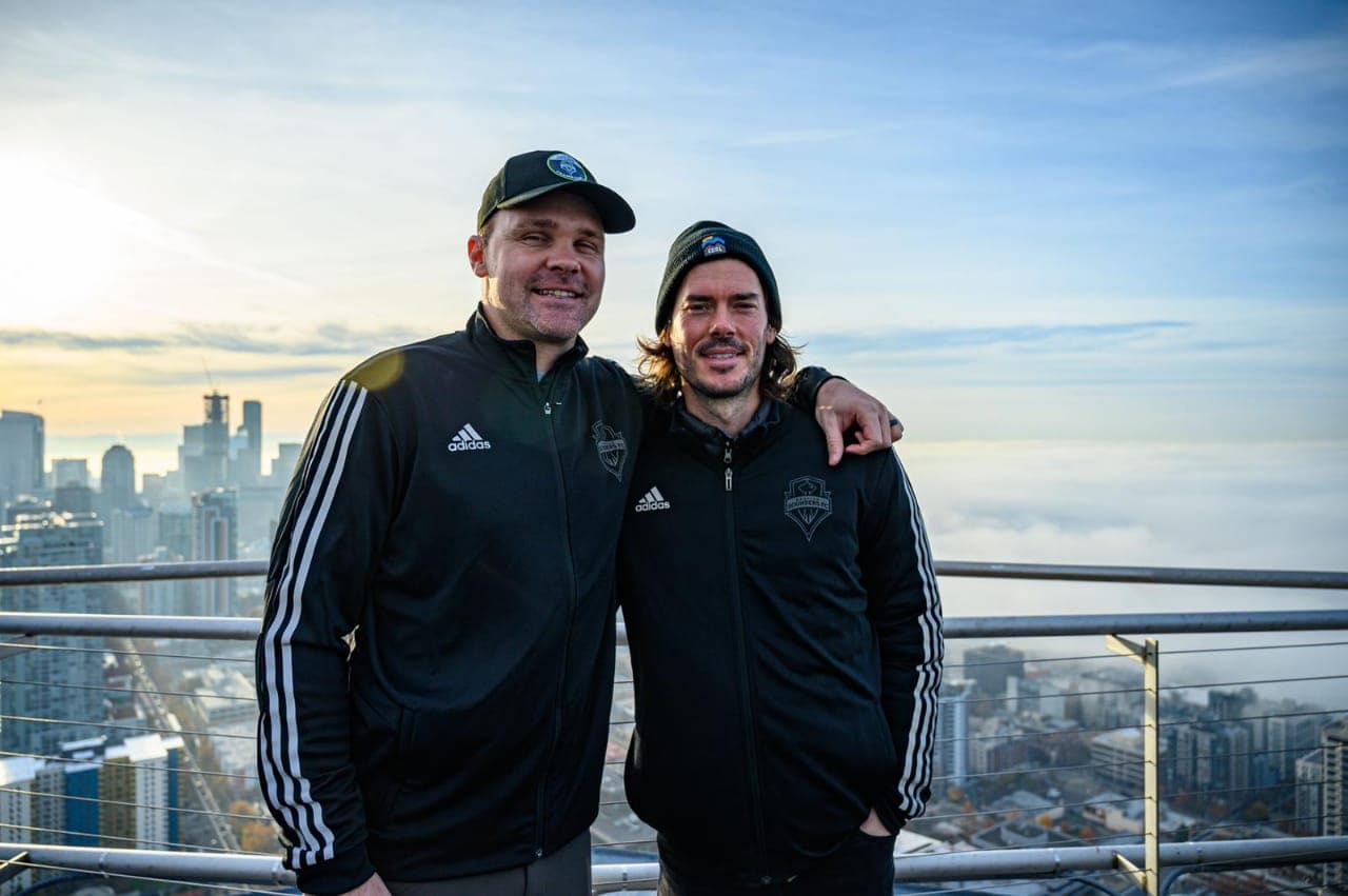 Chad Marshall y Brad Evans en el Space Needle.