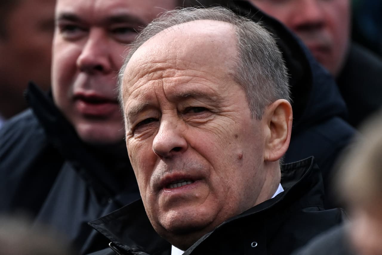 El director del Servicio Federal de Seguridad Ruso (FSB), Alexander Bortnikov.
<b>El apoyo popular en Rusia a la guerra en Ucrania es difícil de medir en un país que ha sido testigo de una represión constante contra los periodistas en los últimos años, con el cierre de medios de comunicación independientes y la televisión controlada por el estado proporcionando una influencia generalizada.</b>
<br>