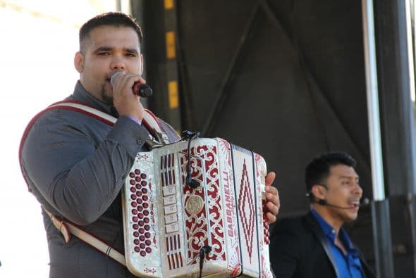 “ Los Canarios de Michoacán” pusieron a bailar a cientos de Arizoneneses en los Latin Grammy Street Parties en Phoenix, quienes no pudieron resistirse al carismático grupo de música regional mexicana, su sonido único del arpa y a sus conocidos sencillos. 