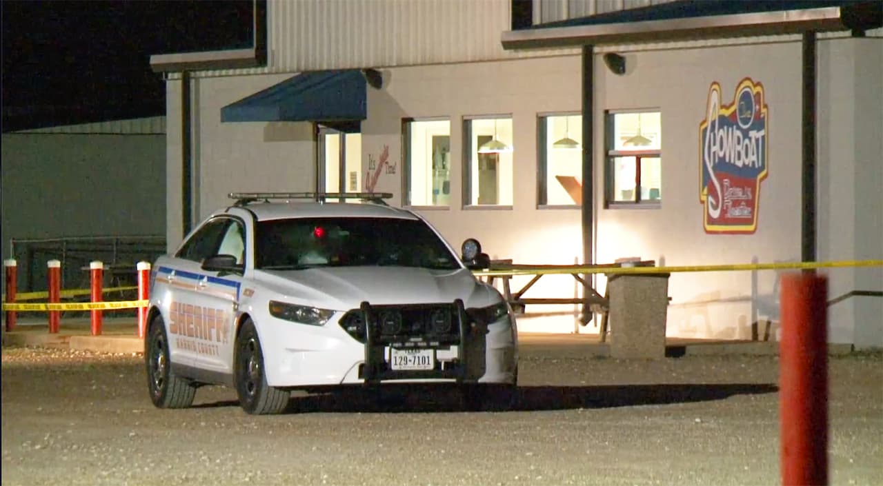 Autoridades: empleada de un autocine en Texas mata a sospechoso de robo en defensa propia