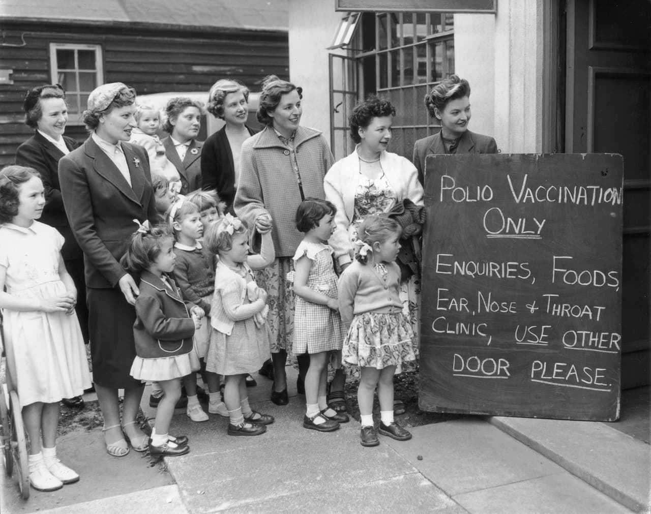 <b>Polio. Muertes estimadas antes de la inmunización generalizada: 50,000 entre 1910 y 1960.</b> Esta enfermedad infecciosa daña el sistema inmune y puede causar parálisis (puede ser fatal si inmoviliza los músculos respiratorios). La vacuna se introdujo en 1953 y la enfermedad está casi erradicada en todo el mundo. El número total de casos ha disminuido en más del 99% desde 1988: de unos 350,000 casos ese año a 33 en 2018, según la OMS.