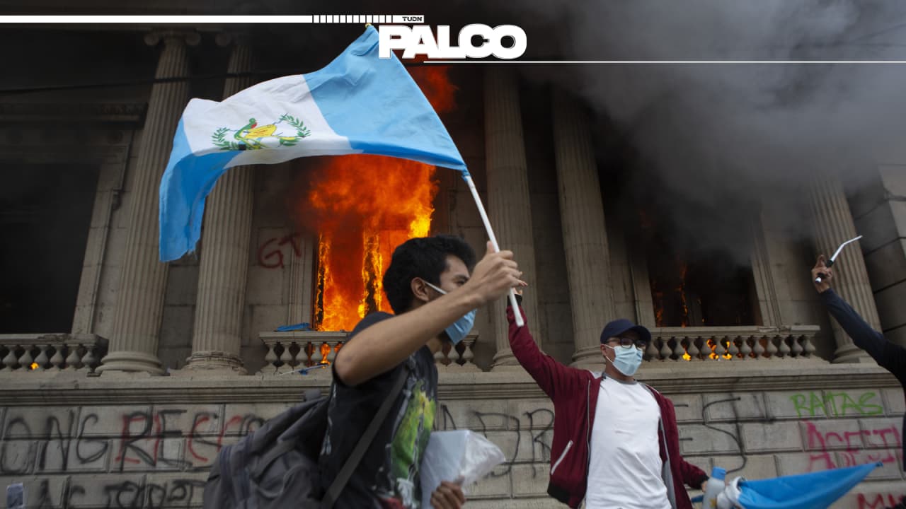 Manifestantes y encapuchados incendian el Congreso de Guatemala | Las protestas contra Alejandro Giammattei y la aprobación del presupuesto 2021 terminaron en desperfectos considerables.