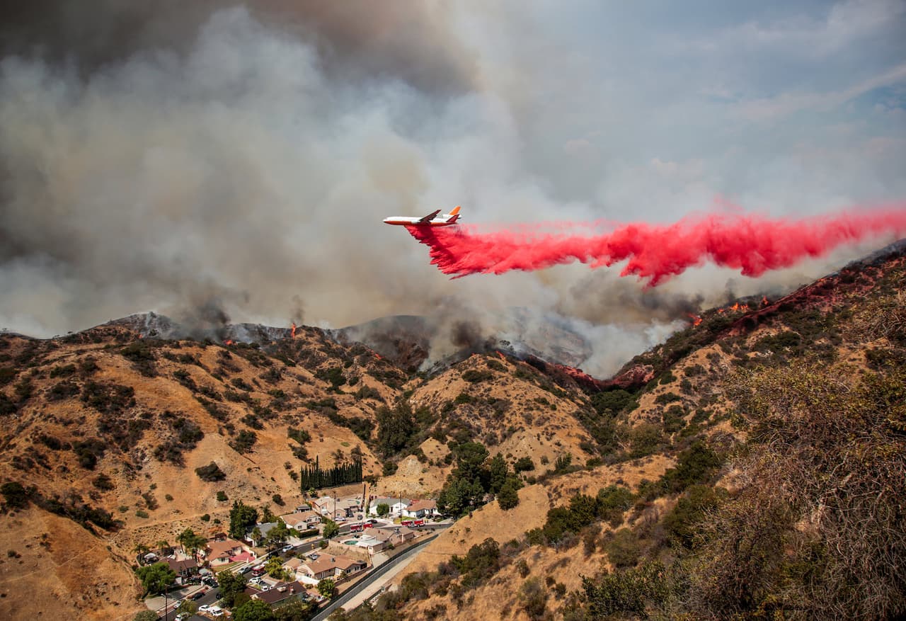 El incendio se declaró a las 13.26 horas de la tarde del viernes en las proximidades del número 10850 de La Tuna Canyon Road, en el barrio de Sun Valley.