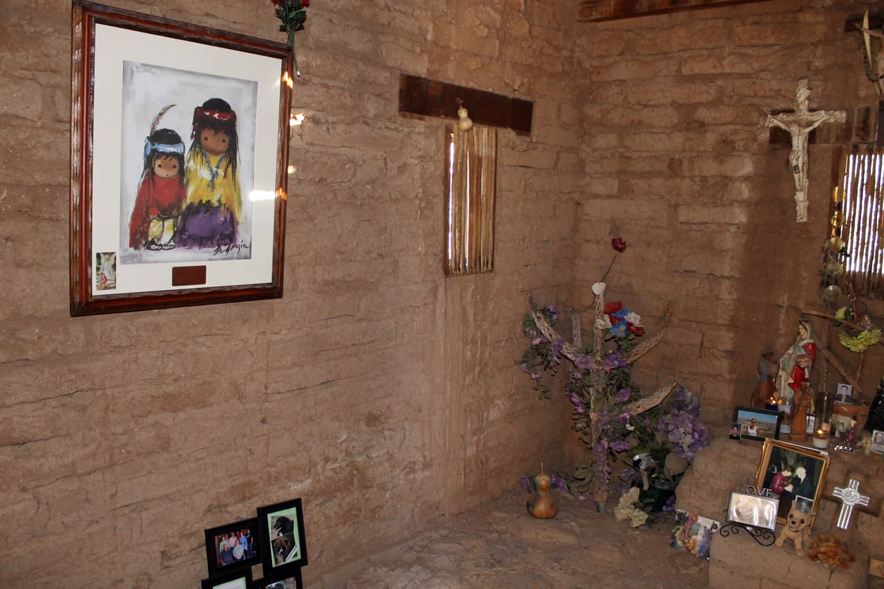 Cuadros del artista dentro de los cuartos de la misión.