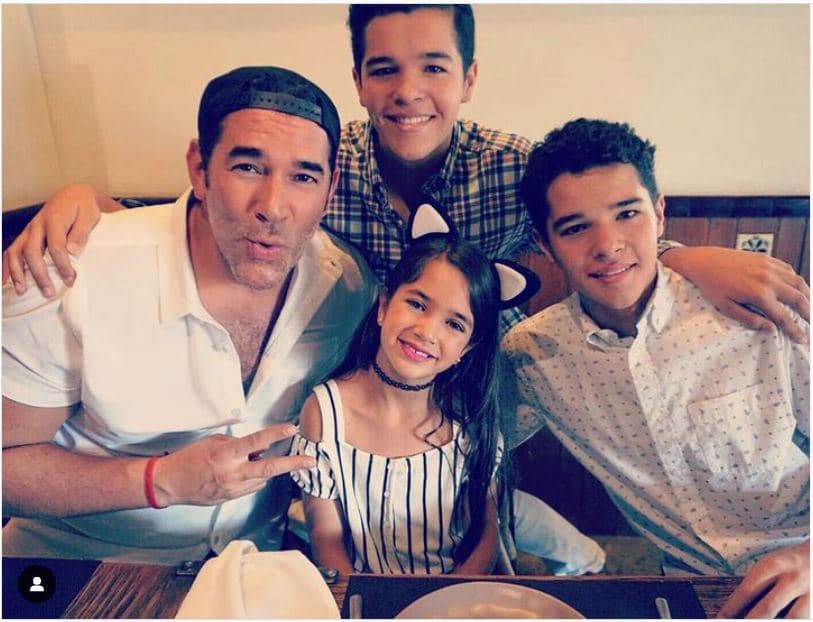 Además de José Eduardo y María Itatí, Roberto Miguel es hermano de Julia, la hija que Eduardo Santamarina tuvo en su matrimonio con la actriz Mayrín Villanueva.