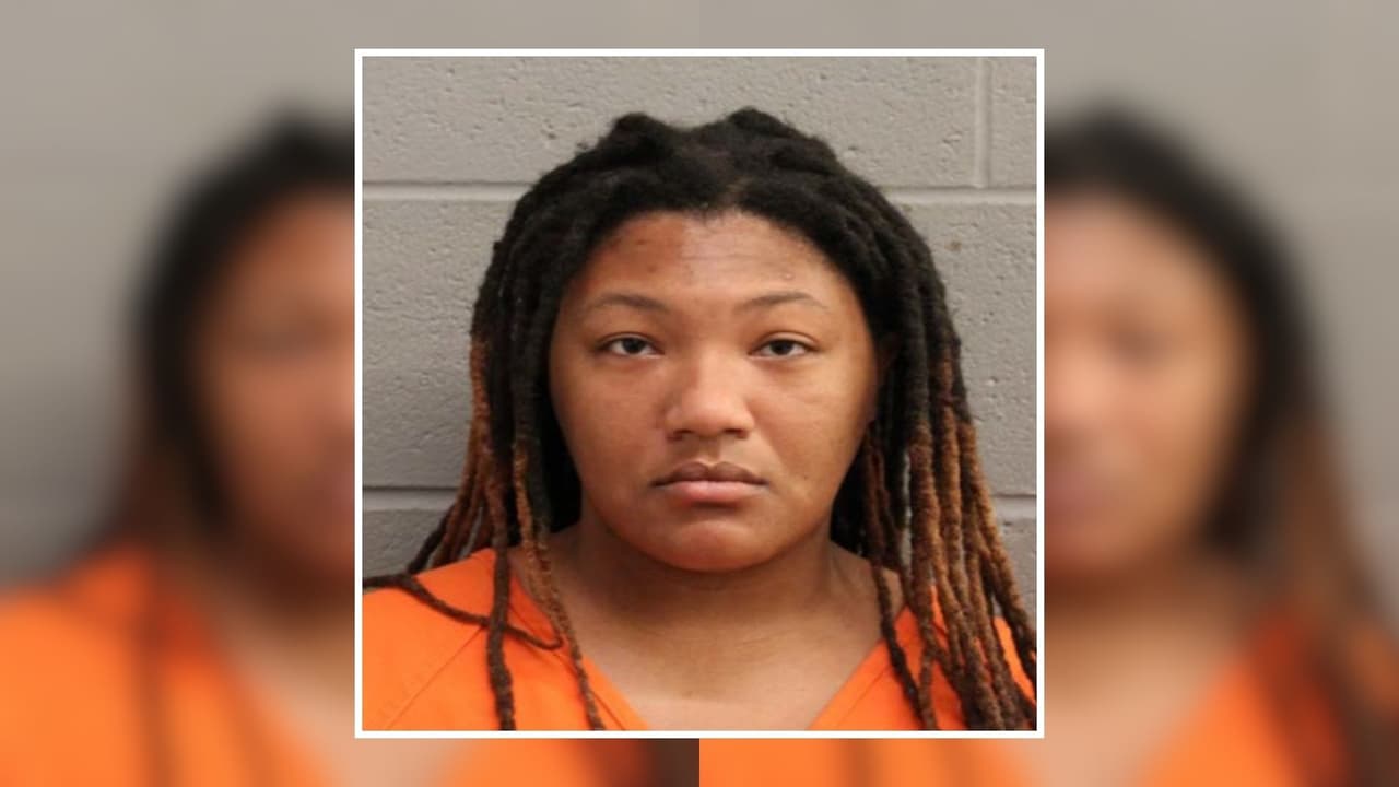 Mostró una placa falsa tras un incidente de tráfico: arrestan a conductora acusada de suplantar a una oficial