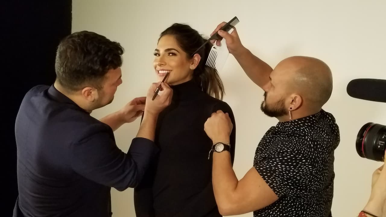 <b><a href="http://www.univision.com/shows/la-reina-de-la-cancion/las-mejores-fotos-de-los-looks-de-alejandra-espinoza-en-la-reina-de-la-cancion-fotos" target="_blank">Alejandra </a></b>llegó con 
<b><a href="http://www.univision.com/shows/la-reina-de-la-cancion/lo-sentimos-alejandra-matteo-y-su-papi-son-dos-gotas-de-agua-fotos" target="_blank">Matteo</a></b> a su primera sesión de fotos desde que vive en Los Ángeles y busca abrirse camino en la actuación. Desde lo natural hasta lo glamoroso, Alejandra jugó con varios estilos para abarcar todo tipo de personajes y llamar la atención de los productores. 
<b><a href="http://www.univision.com/shows/la-reina-de-la-cancion/capitulo-4-alejandra-la-de-tijuana-en-la-los-americanos-la-prefieren-al-natural-para-ellos-mas-es-menos-video" target="_blank">MIRA EL VIDEO</a></b>.