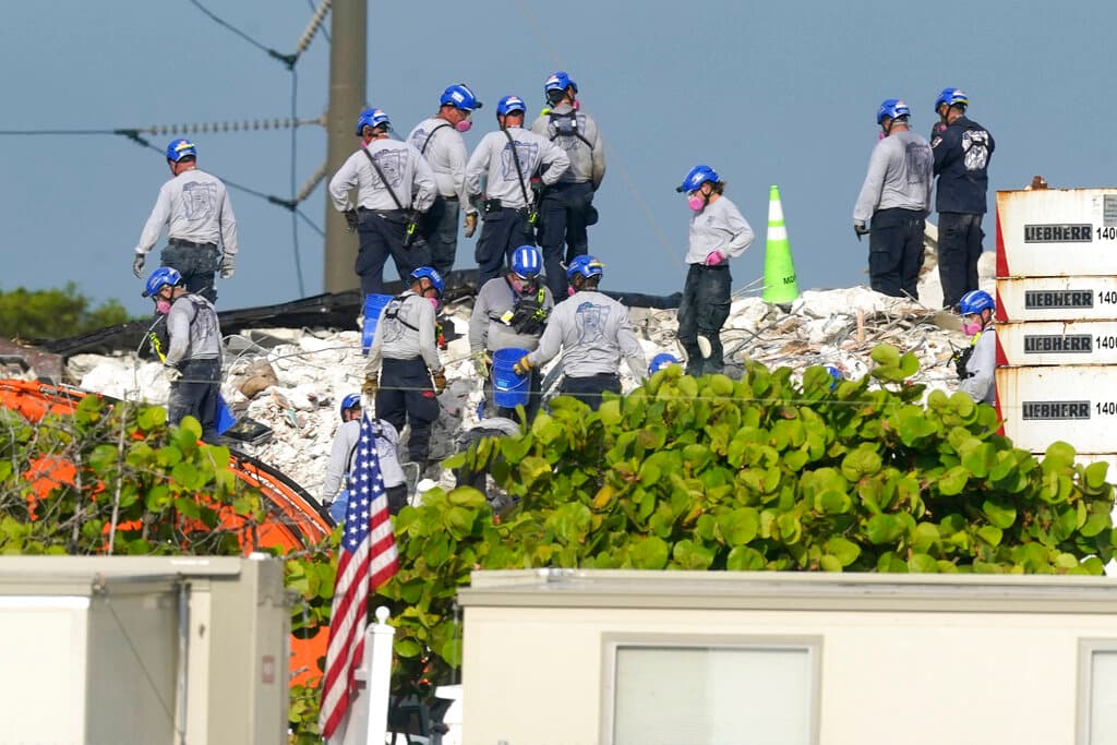Los equipos 
<b>comenzaron a limpiar de inmediato algunos de los nuevos escombros</b> para que los rescatistas pudieran ingresar la mañana del lunes a las partes del garaje subterráneo que son de particular interés.