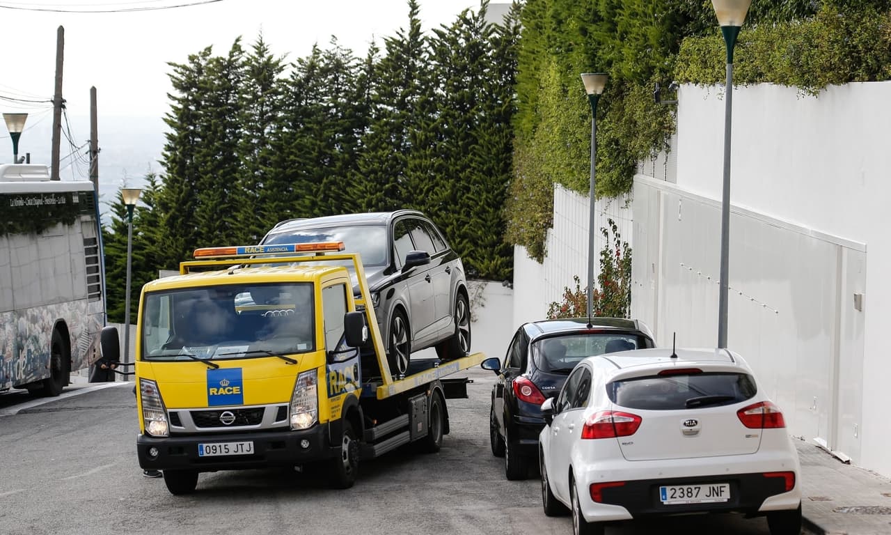 La mamá de Milan y Sasha tendrá que usar alguno de los otros carros que tiene junto a su compañero, Gerard Piqué, pues los técnicos se llevaron la camioneta para asegurarse de dejarla en excelentes condiciones.