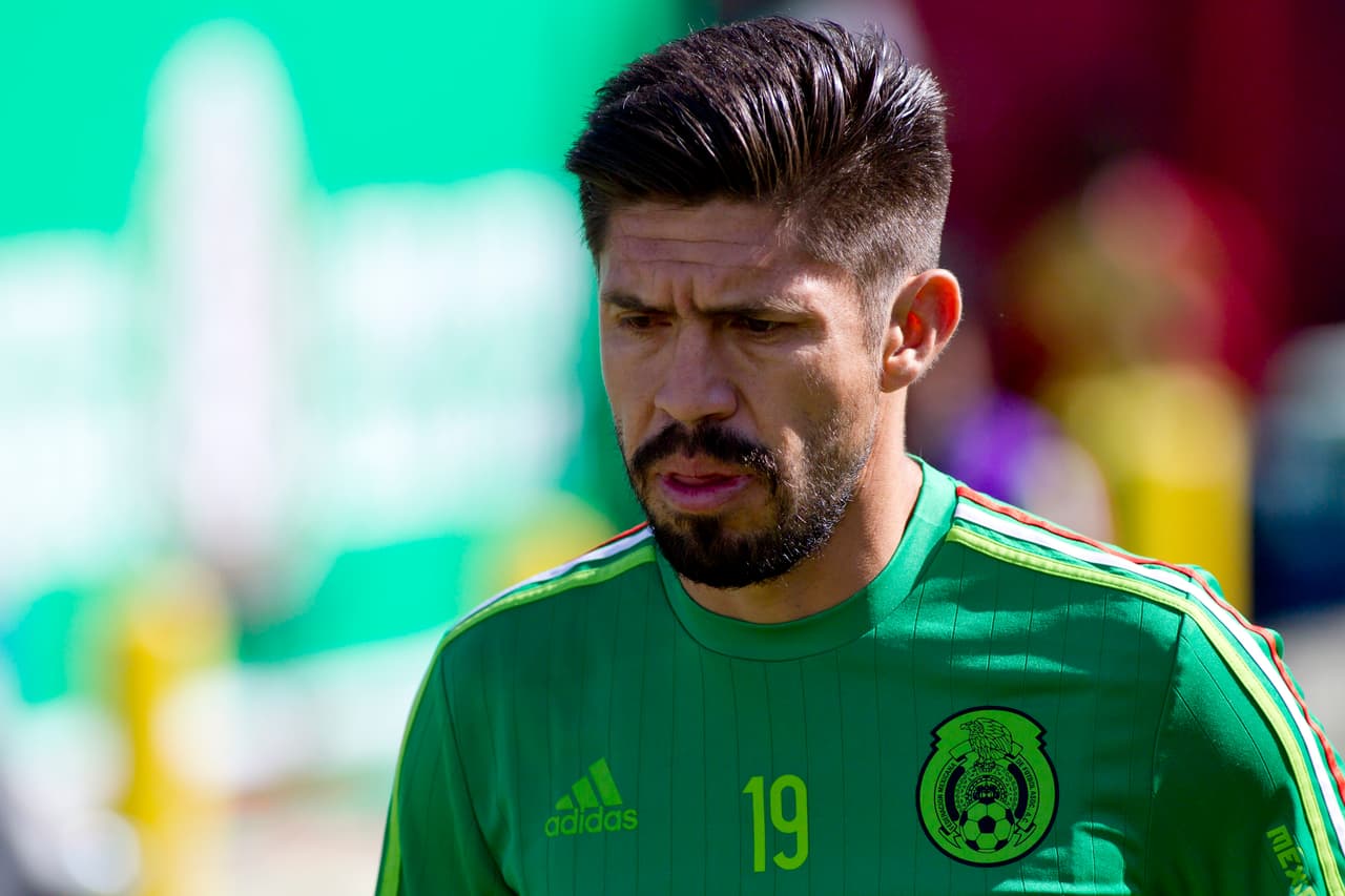 Ya en el campo de juego, Oribe Peralta y todos los seleccionados realizaron movimientos de calientamiento previos al juego.