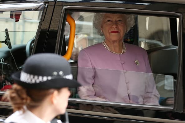 Con el paso del tiempo, dejó de ser extraño ver a la reina Isabel II conduciendo por las calles.