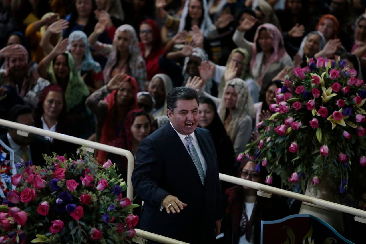 De acuerdo con documentos judiciales, García abusó de al menos cuatro menores a quienes él y sus cómplices forzaban a realizar actos sexuales advirtiéndoles que si lo desobedecían actuaban contra Dios. De esa manera las manipularon para que se desvistieran, mostraran sus genitales y se tocaran inapropiadamente unas a otras.