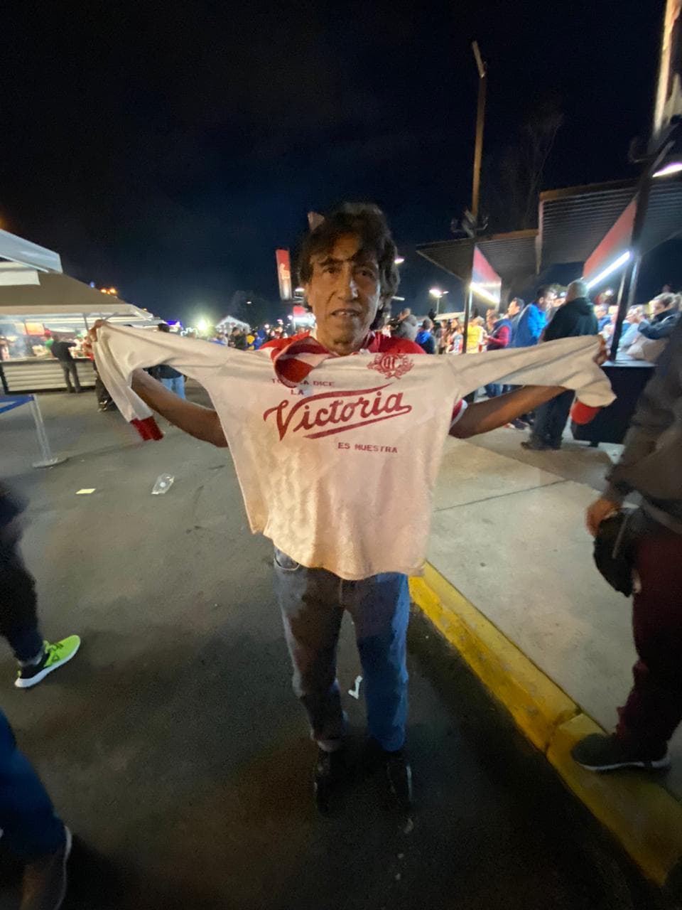 Cae la noche en Guadalajara y el Estadio Akron se alista para albergar el Chivas vs Toluca.