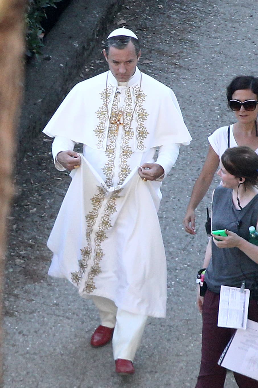 Con cruz al cuello, vestimenta papal blanca y los zapatos rojos, así fue el atuendo con el que pasó toda la tarde.