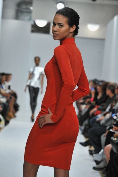 Los clásicosEl rojo no puede faltar, y es que siendo el llamado 'color del amor', siempre queda bien en esta fecha. Un vestido corto que acentúe tu figura y no deje tanta piel al descubierto puede ser un acierto.