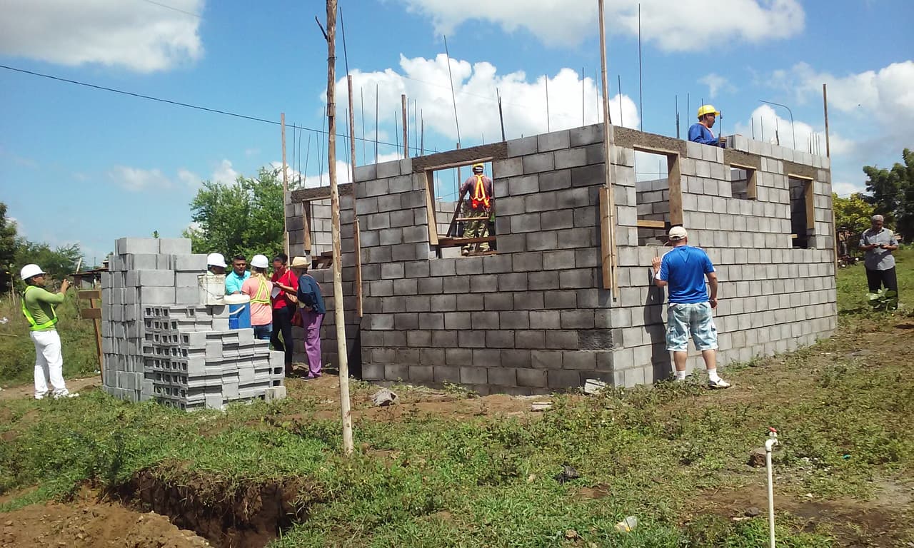 La última obra terminada fue una construcción de 20 viviendas para la cooperativa 'Manos Amigas', en León Sureste, apoyada por las organizaciones Asociación Juan XXIII y We Effect.