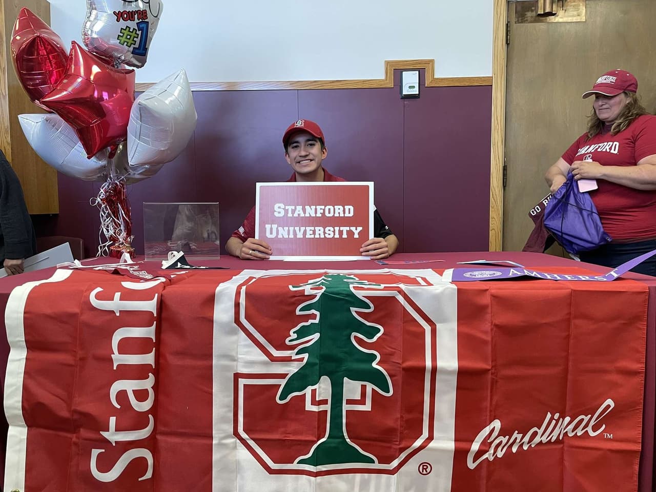 Yared Ávalos, de 17 años de edad, 
<b><a href="https://www.univision.com/local/dallas-kuvn/yared-avalos-un-joven-hispano-de-17-anos-es-aceptado-en-19-de-las-universidades-mas-prestigiosas-de-estados-unidos-video">eligió asistir a la Universidad de Stanford:</a> </b>una de 19 universidades en Estados Unidos que lo pretendían debido a su alto nivel académico.